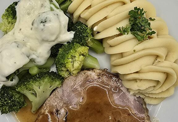 Aardappelpuree, Broccoli met Kaassaus, Varkensrollade en Braadjus