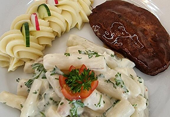 Aardappelpuree, Schorseneren met Saus, Sucadelapje en Braadjus