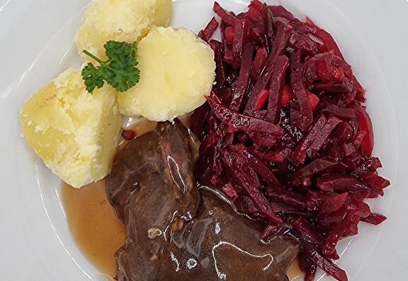 Gekookte Aardappelen, Rode Bietjes met Appel, Sukadelapje en Braadjus