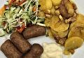 Geb. Aardappels spek/ui, Rauwkost, Mini Frikandel met Mayonaise