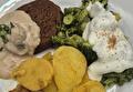 Gebakken Aardappelen, Broccoli met Saus, Duitse Frikandelle met Champignonroomsaus