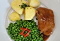 Gekookte Aardappelen, Tuinerwten, Hamlap en Braadjus