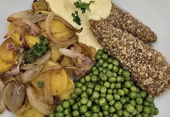 Gebakken Aardappelen met spek en ui, Tuinerwten, Kiphaasjes met Kerriesaus