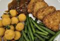 Pommes Noisettes, Haricots Verts, Mini Schnitzel en Jaegersaus