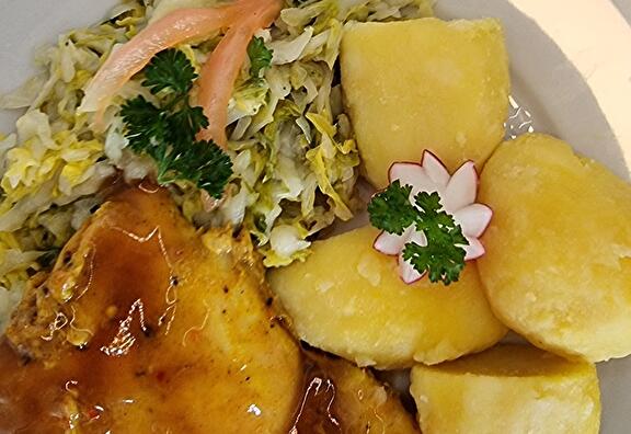 Gekookte Aardappelen, Chinese Kool, Kipdijvlees en Braadjus