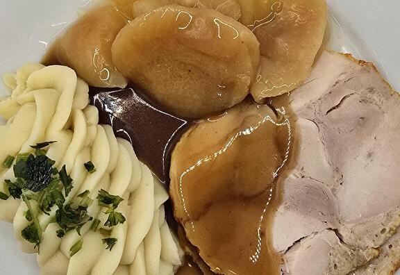Aardappelpuree, Stoofappeltjes, Kiprollade en Braadjus