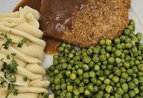Aardappelpuree, Tuinerwten, Varkensschnitzel en Braadjus