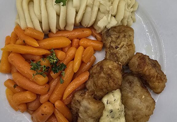 Aardappelpuree, Wortelen, Gebakken Kibbeling met Remouladesaus