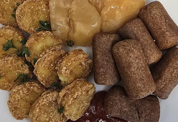 Rosti Rondjes, Stoofappeltjes, Mini Frikandel en Ketchup