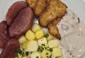 Gekookte Krieltjes, Stoofpeertjes, Mini Schnitzel met Champignonroomsaus