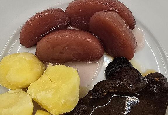 Gekookte Aardappelen, Stoofpeertjes, Runderlap en Braadjus