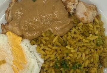 Nasi Goreng, Kipsate in Saus