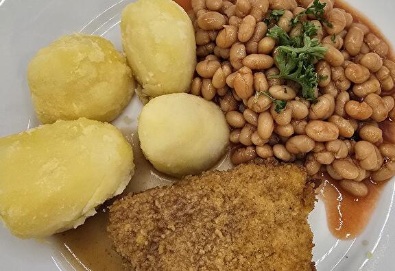 Gekookte Aardappelen, Witte Bonen in Tomatensaus, Kip Cordon Bleu en Braadjus