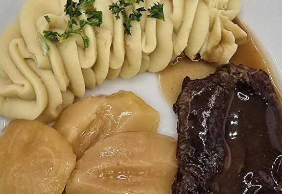 Aardappelpuree, Stoofappeltjes, Runderlap en Braadjus