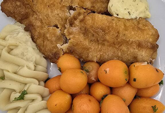 Aardappelpuree, Parijse Wortelen, Gebakken Roodbaarsfilet en Remouladesaus
