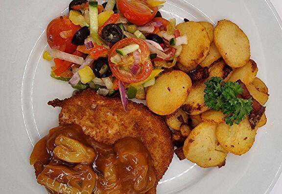 Gebakken Aardappels Spek en Ui, Rauwkost, Varkenschnitzel en Jaegersaus