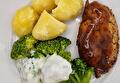 Gekookte Aardappelen, Broccoli met Saus, Mediterrane Kipfilet en Braadjus