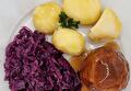 Gekookte Aardappelen, Rode Kool, Gehaktbal en Braadjus
