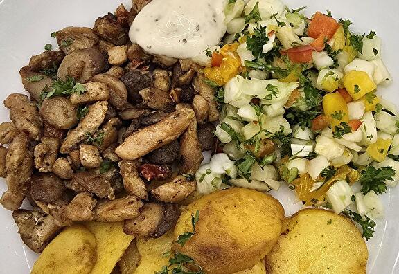 Gebakken Aardappelschijfjes, Rauwkost, Kipshoarma en Knoflooksaus
