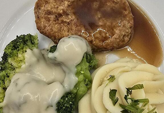 Aardappelpuree, Broccoli met Kaassaus, Baconburger en Braadjus