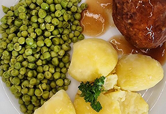 Gekookte Aardappelen, Doperwten, Gehaktbal en Braadjus