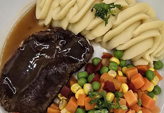 Aardappelpuree, Mexicaanse groente, Sukadelapje en Braadjus