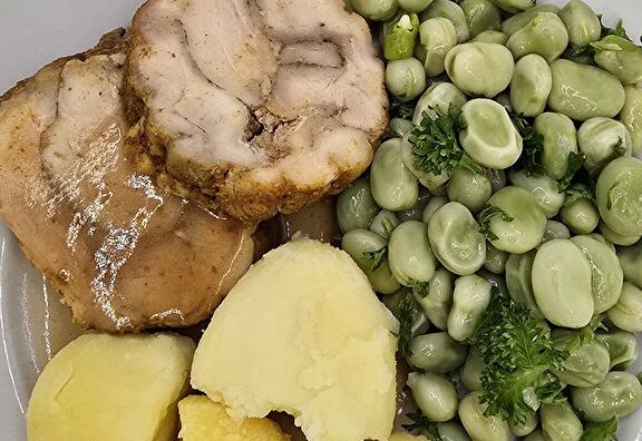 Gekookte Aardappelen, Tuinbonen, Kiprollade en Braadjus