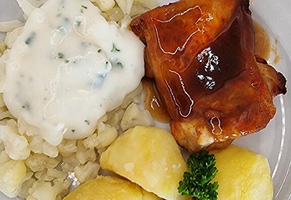 Gekookte Aardappelen, Bloemkool met Saus, Kipdijvlees en Braadjus