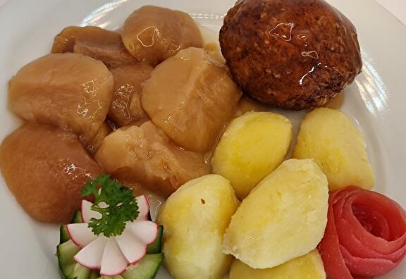 Gekookte Aardappelen, Stoofappeltjes, Gehaktbal en Braadjus
