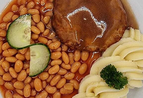 Aardappelpuree, Witte Bonen in Tomatensaus, Stroganoffschijf en Braadjus