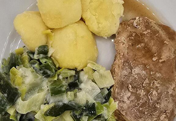 Gekookte Aardappelen, Prei met Saus, Hamlap en Braadjus