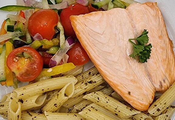 Italiaanse Penne, Rauwkost, Zalmfilet en Parmezaanse Kaas