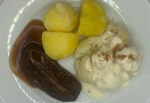 Gekookte Aardappelen, Bloemkool met Kaassaus, Sucadelapje en Braadjus