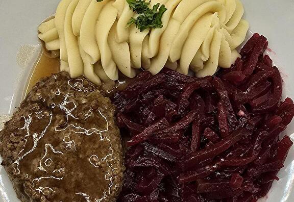 Aardappelpuree, Rode Bietjes, Paprikaburger en Braadjus