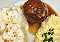 Aardappelpuree, Bloemkool met Kaassaus, Gehaktbal met Braadjus