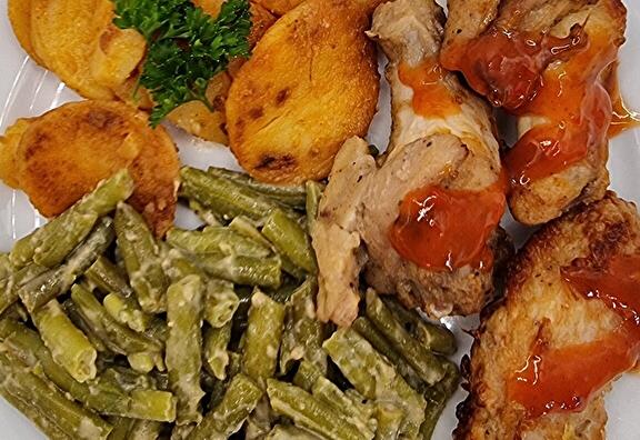 Gebakken Krieltjes, Sateboontjes, Chicken Wings en Chilisaus