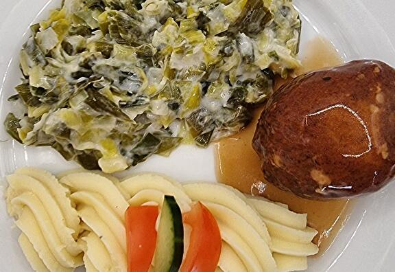 Aardappelpuree, Prei met Saus, Gehaktbal en Braadjus