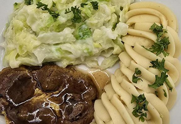 Aardappelpuree, Spitskool a la Crème, Procureurlapje en Braadjus