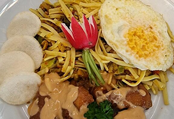Bami Goreng, Kipsaté in Saus en Kroepoek