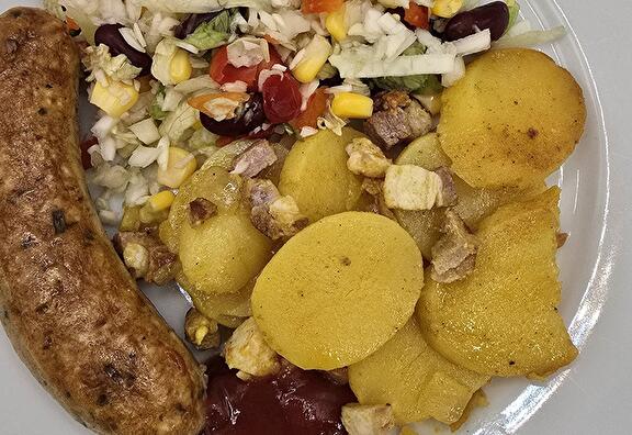 Gebakken Aardappelen met spek en ui, Rauwkost, Duitse Braadworst met Curry ketchup