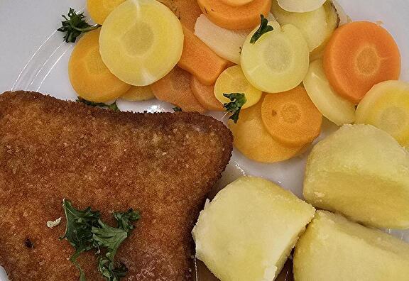 Gekookte Aardappelen, Regenboogwortelen, Gehakt Cotoletto en Braadjus